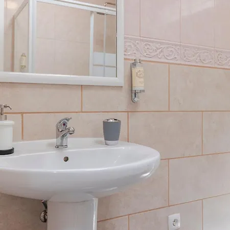 Gloria's Terrace By Lovelystay شقة Lisboa